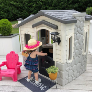 A Fantastic Plastic DIY Playhouse - practicallyspoiled.com